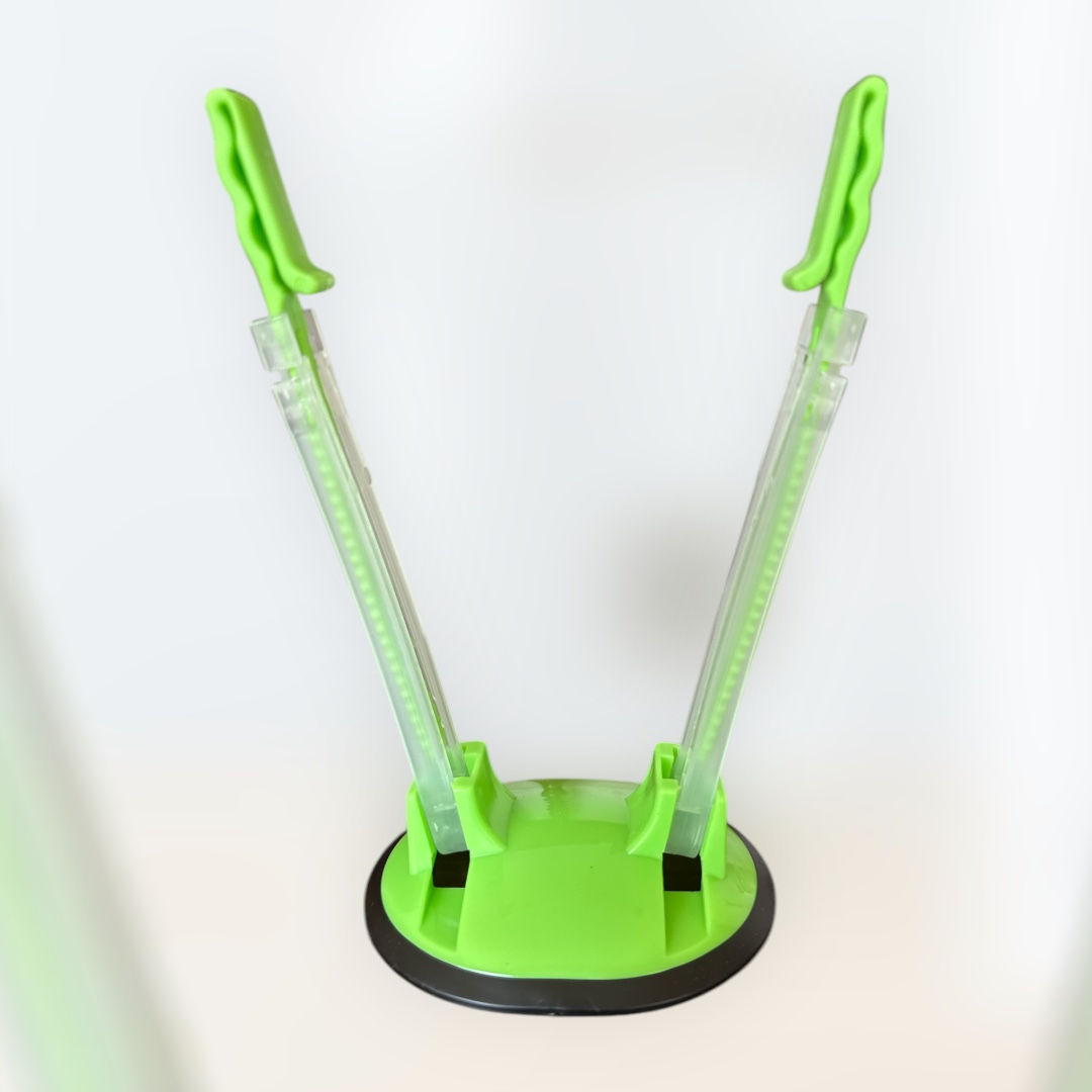 Hands free bag clipper