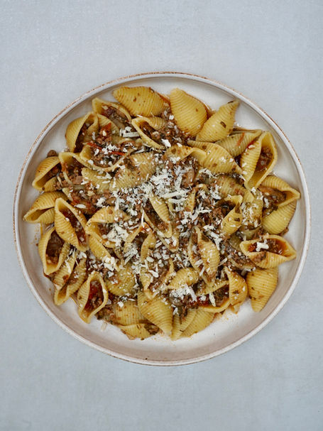 Kıymalı garavolli makarna (conchiglie with beef and tomato sauce)
