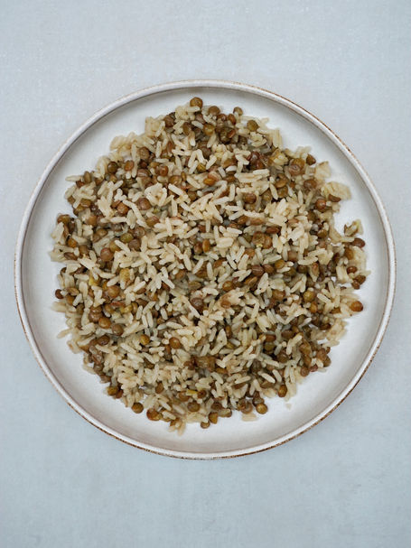 Mücendra pilavı (rice with green lentils and onions)