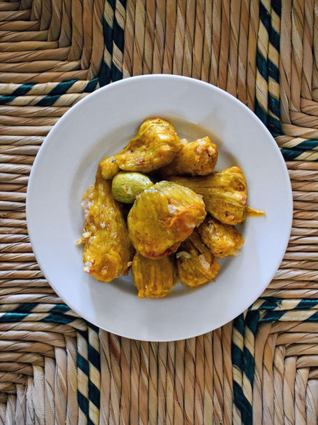 Kabak çiçeği dolması (stuffed courgette flowers)