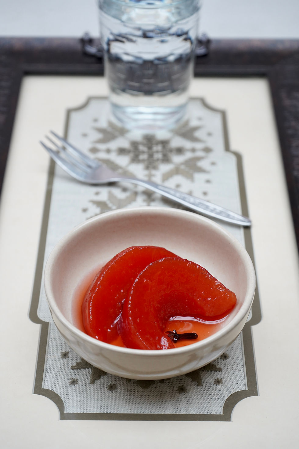 Ayva macunu (candied quince) served on a tray