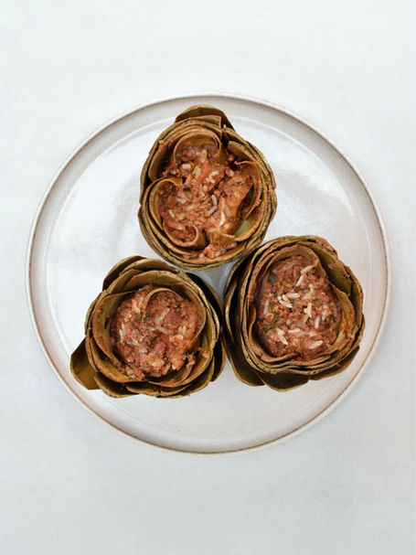 Enginar dolması (meat stuffed artichokes)