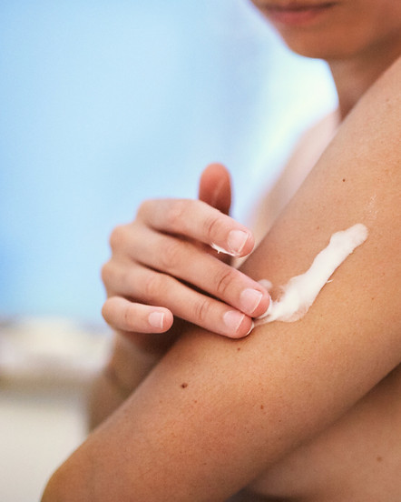 Ein Mensch schmiert das neue Staudigl Naturkosmetik Bodytreatment auf den Oberarm