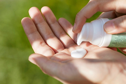 Ein Mensch drückt Handcreme aus der Tube in die Handfläche