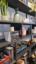 סידור ספרים, צמחים ואקססוריז