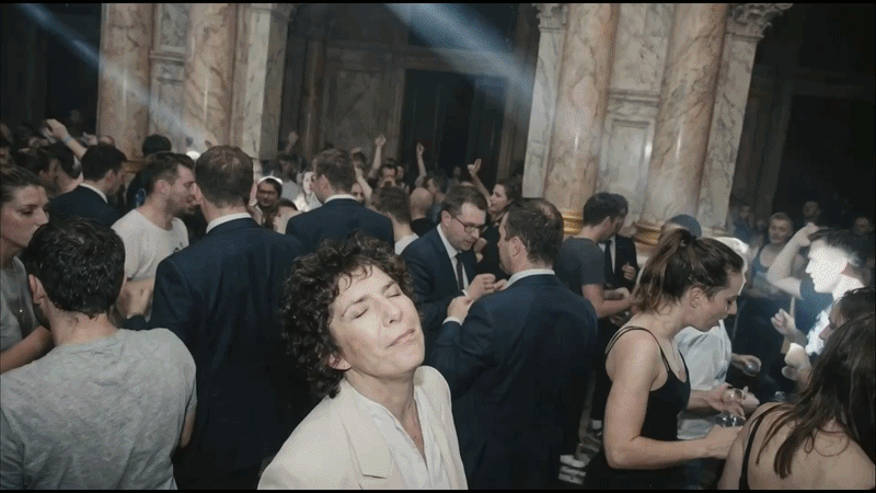 TÖBB TECHNÓT A PARLAMENTBE!