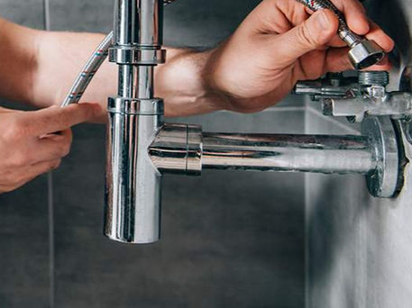 Plombier Anka Paris installant des tuyaux en cuivre pour l'alimentation en eau dans un mur en rénovation. Anka, des installations de plomberie de qualité à Paris.