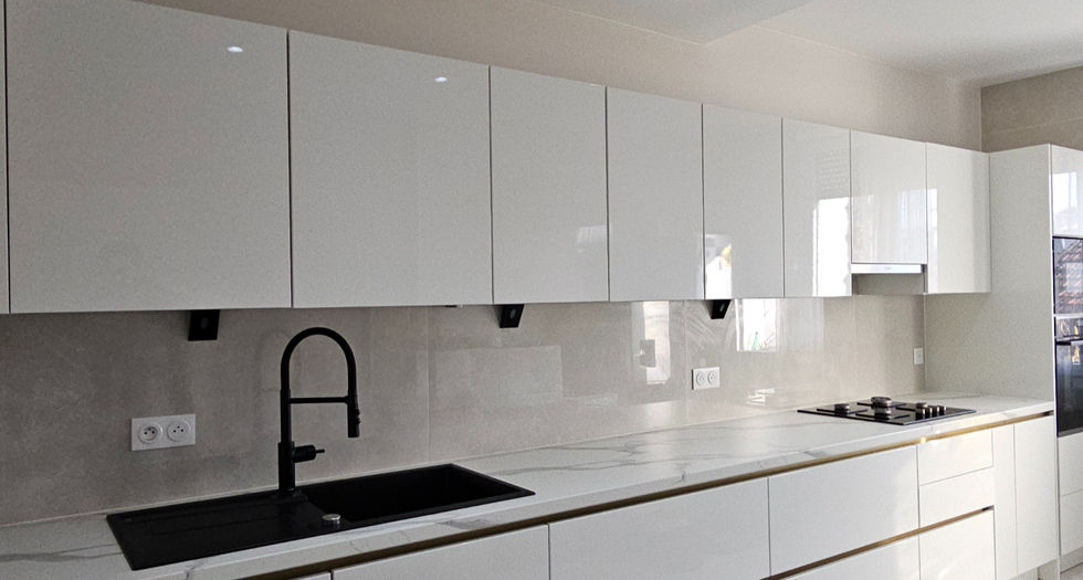 Artisan Anka Paris découpant un plan de travail en stratifié avec des outils professionnels. Anka, la précision au service de votre cuisine à Paris.