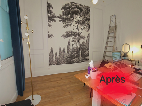 Salon moderne à Paris décoré avec un papier peint panoramique représentant une forêt dense, pose réalisée par Anka. Anka, des solutions de décoration murale uniques pour votre intérieur parisien.