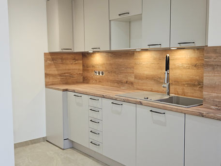 Cuisine compacte avec des rangements astucieux, des appareils intégrés et un plan de travail rabattable, conçue par Anka Paris pour un petit appartement. Anka, des cuisines fonctionnelles pour tous les espaces à Paris.