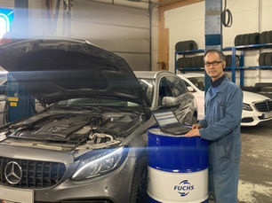 Anh Tại ở garage của mình tại Phần Lan