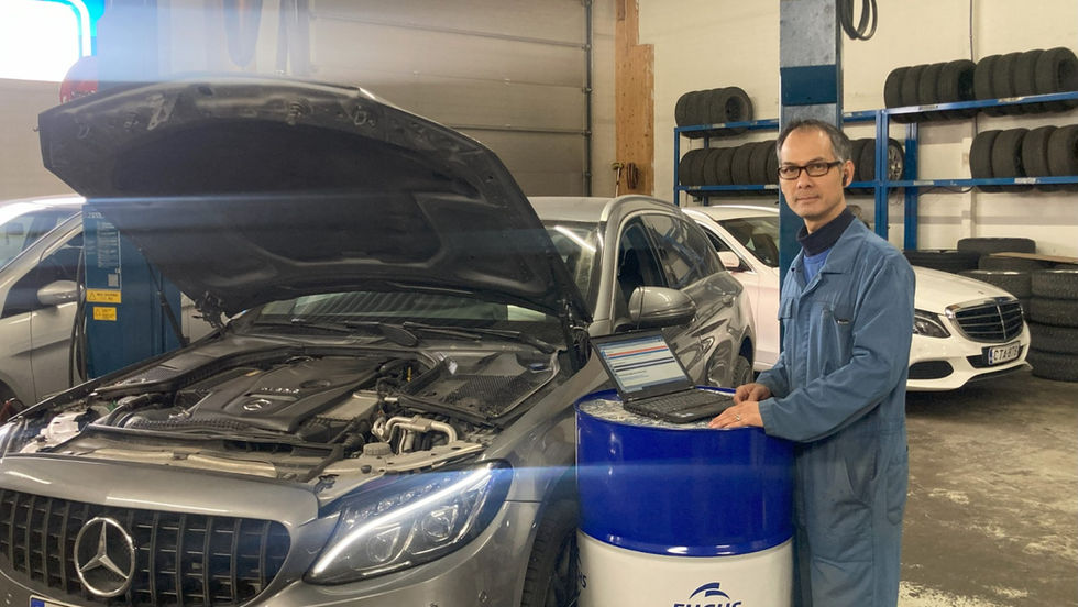 Anh Tại ở garage của mình tại Phần Lan