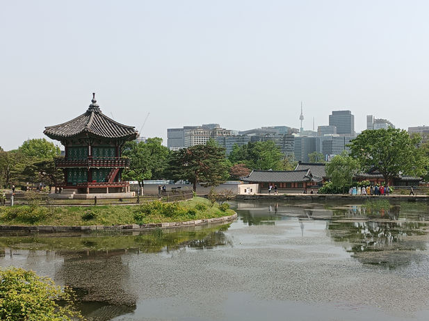 Widok pawilon na wodzie w pałacu Gyeongbokgung