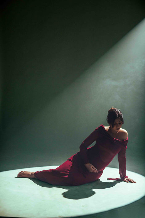 creative lighting for maternity photoshoot in ahmedabad 