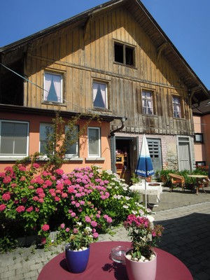 Hotel garni Insel-Hof, Insel Reichenau, historische gasthäuser, baden, genuss, baden württemberg, badische, küche, ausflugsziel, visitgermany, gasthaus, landgasthof, tradition, kulinarik, wirtshaus, gastgeber, gastronomie, übernachten, restauranttips, gute reise, gute küche, urlaubsziele, gastfreundschaft, stammtisch, familienbetrieb, traditionsgastronomie, ferien, urlaub, süddeutschland, Ott-Penzkofer, Bodensee, Konstanz, Radolfzell, Singen, Hohentwiel, Hegau, Überlingen, Mainau, Konzil, Gemüseinsel, UNESCO, Welterbe, Kloster, Benedektiner, Jakobsweg,, Bodenseefischer, Felchen, Bodenseefelchen
