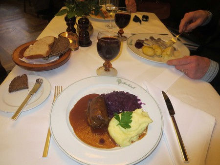 Hotel Oberkirchs Weinstuben, Freiburg, historische gasthäuser, baden, genuss, baden württemberg, badische, küche, ausflugsziel, visitgermany, gasthaus, landgasthof, tradition, kulinarik, wirtshaus, gastgeber, gastronomie, übernachten, restauranttips, gute reise, gute küche, urlaubsziele, gastfreundschaft, stammtisch, familienbetrieb, traditionsgastronomie, ferien, urlaub, süddeutschland, Breisgau, Markgräflerland, Schwarzwald, Rhein, Frankreich, Schweiz, Rust, Basel, Breisach, Hochschwarzwald, FC Freiburg, Dreisam, Albert-Ludwigs-Universität, Emmendingen, Wein, Münster, Schlossberg, Schauinsland, Vörstetten, Gundelfingen, Glottertal, Stegen, Kirchzarten, Oberried, Münstertal/Schwarzwald, Bollschweil, Horben, Au, Merzhausen, Ebringen, Schallstadt, Bad Krozingen, Breisach am Rhein, Merdingen, Gottenheim, Umkirch, March, Freiburg i. Br.