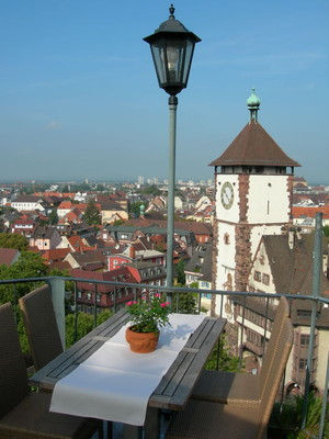 Greiffenegg Schlössle, Freiburg, historische gasthäuser, baden, genuss, baden württemberg, badische, küche, ausflugsziel, visitgermany, gasthaus, landgasthof, tradition, kulinarik, wirtshaus, gastgeber, gastronomie, übernachten, restauranttips, gute reise, gute küche, urlaubsziele, gastfreundschaft, stammtisch, familienbetrieb, traditionsgastronomie, ferien, urlaub, süddeutschland, Freiburger Münster, Augustiner Museum, Historisches Kaufhaus, Schwabentor, Martinstor, Schlossberg, Kanonenplatz, Münsterplatz, Bächle, Colombischlössle, Stadtgarten, Universitätsbibliothek Freiburg, Alter Friedhof, Bertoldsbrunnen, Siegesdenkmal, Stühlinger Kirchplatz, Museum für Neue Kunst, Archäologisches Museum Colombischlössle, Johanneskirche, Holzmarkt, Adelhauser Kloster, Botanischer Garten, Vauban Viertel, Rieselfeld Naturschutzgebiet, Schauinslandbahn, Aussichtsturm Schlossberg, Lorettoberg, Dreisam, Ökostation Freiburg, Wiehre, Solar-Siedlung, Seepark, Planetarium Freiburg, Zähringer Burg, Haus zum Walfisch, Theater Freiburg, Augustinermuseum, Hildaturm, Japanischer Garten, Herderbau, Triberg Wasserfälle, Titisee, Schluchsee, Feldberg, Ravennaschlucht, Schauinsland, Belchen, Kandel, Wutachschlucht, Todtnauer Wasserfall, Hexenlochmühle, Mummelsee, Allerheiligen-Wasserfälle, Schwarzwälder Freilichtmuseum Vogtsbauernhof, Schwarzwaldhochstraße, Kloster Hirsau, Kloster Maulbronn, Alpirsbacher Klosterbräu, Hornisgrinde, Bad Wildbad Baumwipfelpfad, Calw Altstadt, Freudenstadt Marktplatz, St. Blasien Dom, Sommerrodelbahn Gutach, Heimatmuseum Hüsli, Glasbläserei Dorotheenhütte, Blindensee, Lotharpfad, Baiersbronn Wanderdorf, Schwarzwaldmuseum Triberg, Europapark Rust, Naturpark Schwarzwald Mitte/Nord, Erlebnispfad Feldberg, Kinzigflühen, Riesenbühlturm, Kurhaus Baden-Baden, Mineraltherme Bad Wildbad, Thermalbad Badenweiler, Triberger Kuckucksuhren, Weinberge Ortenau