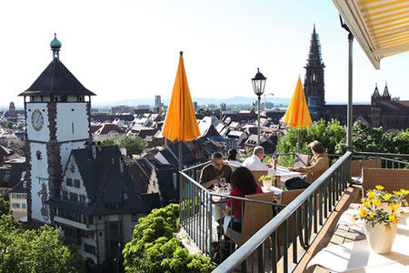 Greiffenegg Schlössle, Freiburg, historische gasthäuser, baden, genuss, baden württemberg, badische, küche, ausflugsziel, visitgermany, gasthaus, landgasthof, tradition, kulinarik, wirtshaus, gastgeber, gastronomie, übernachten, restauranttips, gute reise, gute küche, urlaubsziele, gastfreundschaft, stammtisch, familienbetrieb, traditionsgastronomie, ferien, urlaub, süddeutschland, Freiburger Münster, Augustiner Museum, Historisches Kaufhaus, Schwabentor, Martinstor, Schlossberg, Kanonenplatz, Münsterplatz, Bächle, Colombischlössle, Stadtgarten, Universitätsbibliothek Freiburg, Alter Friedhof, Bertoldsbrunnen, Siegesdenkmal, Stühlinger Kirchplatz, Museum für Neue Kunst, Archäologisches Museum Colombischlössle, Johanneskirche, Holzmarkt, Adelhauser Kloster, Botanischer Garten, Vauban Viertel, Rieselfeld Naturschutzgebiet, Schauinslandbahn, Aussichtsturm Schlossberg, Lorettoberg, Dreisam, Ökostation Freiburg, Wiehre, Solar-Siedlung, Seepark, Planetarium Freiburg, Zähringer Burg, Haus zum Walfisch, Theater Freiburg, Augustinermuseum, Hildaturm, Japanischer Garten, Herderbau, Triberg Wasserfälle, Titisee, Schluchsee, Feldberg, Ravennaschlucht, Schauinsland, Belchen, Kandel, Wutachschlucht, Todtnauer Wasserfall, Hexenlochmühle, Mummelsee, Allerheiligen-Wasserfälle, Schwarzwälder Freilichtmuseum Vogtsbauernhof, Schwarzwaldhochstraße, Kloster Hirsau, Kloster Maulbronn, Alpirsbacher Klosterbräu, Hornisgrinde, Bad Wildbad Baumwipfelpfad, Calw Altstadt, Freudenstadt Marktplatz, St. Blasien Dom, Sommerrodelbahn Gutach, Heimatmuseum Hüsli, Glasbläserei Dorotheenhütte, Blindensee, Lotharpfad, Baiersbronn Wanderdorf, Schwarzwaldmuseum Triberg, Europapark Rust, Naturpark Schwarzwald Mitte/Nord, Erlebnispfad Feldberg, Kinzigflühen, Riesenbühlturm, Kurhaus Baden-Baden, Mineraltherme Bad Wildbad, Thermalbad Badenweiler, Triberger Kuckucksuhren, Weinberge Ortenau