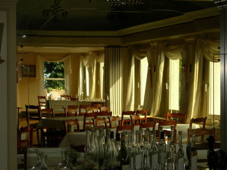 Greiffenegg Schlössle, Freiburg, historische gasthäuser, baden, genuss, baden württemberg, badische, küche, ausflugsziel, visitgermany, gasthaus, landgasthof, tradition, kulinarik, wirtshaus, gastgeber, gastronomie, übernachten, restauranttips, gute reise, gute küche, urlaubsziele, gastfreundschaft, stammtisch, familienbetrieb, traditionsgastronomie, ferien, urlaub, süddeutschland, Freiburger Münster, Augustiner Museum, Historisches Kaufhaus, Schwabentor, Martinstor, Schlossberg, Kanonenplatz, Münsterplatz, Bächle, Colombischlössle, Stadtgarten, Universitätsbibliothek Freiburg, Alter Friedhof, Bertoldsbrunnen, Siegesdenkmal, Stühlinger Kirchplatz, Museum für Neue Kunst, Archäologisches Museum Colombischlössle, Johanneskirche, Holzmarkt, Adelhauser Kloster, Botanischer Garten, Vauban Viertel, Rieselfeld Naturschutzgebiet, Schauinslandbahn, Aussichtsturm Schlossberg, Lorettoberg, Dreisam, Ökostation Freiburg, Wiehre, Solar-Siedlung, Seepark, Planetarium Freiburg, Zähringer Burg, Haus zum Walfisch, Theater Freiburg, Augustinermuseum, Hildaturm, Japanischer Garten, Herderbau, Triberg Wasserfälle, Titisee, Schluchsee, Feldberg, Ravennaschlucht, Schauinsland, Belchen, Kandel, Wutachschlucht, Todtnauer Wasserfall, Hexenlochmühle, Mummelsee, Allerheiligen-Wasserfälle, Schwarzwälder Freilichtmuseum Vogtsbauernhof, Schwarzwaldhochstraße, Kloster Hirsau, Kloster Maulbronn, Alpirsbacher Klosterbräu, Hornisgrinde, Bad Wildbad Baumwipfelpfad, Calw Altstadt, Freudenstadt Marktplatz, St. Blasien Dom, Sommerrodelbahn Gutach, Heimatmuseum Hüsli, Glasbläserei Dorotheenhütte, Blindensee, Lotharpfad, Baiersbronn Wanderdorf, Schwarzwaldmuseum Triberg, Europapark Rust, Naturpark Schwarzwald Mitte/Nord, Erlebnispfad Feldberg, Kinzigflühen, Riesenbühlturm, Kurhaus Baden-Baden, Mineraltherme Bad Wildbad, Thermalbad Badenweiler, Triberger Kuckucksuhren, Weinberge Ortenau