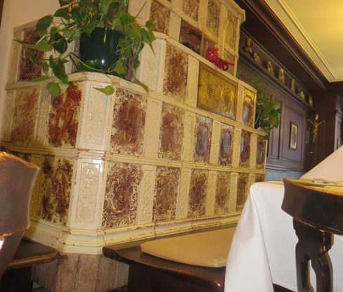 Hotel Oberkirchs Weinstuben, Freiburg, historische gasthäuser, baden, genuss, baden württemberg, badische, küche, ausflugsziel, visitgermany, gasthaus, landgasthof, tradition, kulinarik, wirtshaus, gastgeber, gastronomie, übernachten, restauranttips, gute reise, gute küche, urlaubsziele, gastfreundschaft, stammtisch, familienbetrieb, traditionsgastronomie, ferien, urlaub, süddeutschland, Breisgau, Markgräflerland, Schwarzwald, Rhein, Frankreich, Schweiz, Rust, Basel, Breisach, Hochschwarzwald, FC Freiburg, Dreisam, Albert-Ludwigs-Universität, Emmendingen, Wein, Münster, Schlossberg, Schauinsland, Vörstetten, Gundelfingen, Glottertal, Stegen, Kirchzarten, Oberried, Münstertal/Schwarzwald, Bollschweil, Horben, Au, Merzhausen, Ebringen, Schallstadt, Bad Krozingen, Breisach am Rhein, Merdingen, Gottenheim, Umkirch, March, Freiburg i. Br.