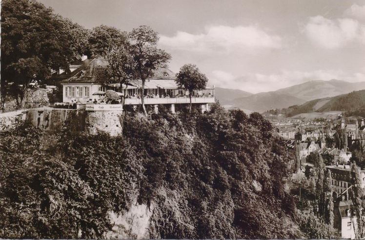 Greiffenegg Schlössle, Freiburg, historische gasthäuser, baden, genuss, baden württemberg, badische, küche, ausflugsziel, visitgermany, gasthaus, landgasthof, tradition, kulinarik, wirtshaus, gastgeber, gastronomie, übernachten, restauranttips, gute reise, gute küche, urlaubsziele, gastfreundschaft, stammtisch, familienbetrieb, traditionsgastronomie, ferien, urlaub, süddeutschland, Freiburger Münster, Augustiner Museum, Historisches Kaufhaus, Schwabentor, Martinstor, Schlossberg, Kanonenplatz, Münsterplatz, Bächle, Colombischlössle, Stadtgarten, Universitätsbibliothek Freiburg, Alter Friedhof, Bertoldsbrunnen, Siegesdenkmal, Stühlinger Kirchplatz, Museum für Neue Kunst, Archäologisches Museum Colombischlössle, Johanneskirche, Holzmarkt, Adelhauser Kloster, Botanischer Garten, Vauban Viertel, Rieselfeld Naturschutzgebiet, Schauinslandbahn, Aussichtsturm Schlossberg, Lorettoberg, Dreisam, Ökostation Freiburg, Wiehre, Solar-Siedlung, Seepark, Planetarium Freiburg, Zähringer Burg, Haus zum Walfisch, Theater Freiburg, Augustinermuseum, Hildaturm, Japanischer Garten, Herderbau, Triberg Wasserfälle, Titisee, Schluchsee, Feldberg, Ravennaschlucht, Schauinsland, Belchen, Kandel, Wutachschlucht, Todtnauer Wasserfall, Hexenlochmühle, Mummelsee, Allerheiligen-Wasserfälle, Schwarzwälder Freilichtmuseum Vogtsbauernhof, Schwarzwaldhochstraße, Kloster Hirsau, Kloster Maulbronn, Alpirsbacher Klosterbräu, Hornisgrinde, Bad Wildbad Baumwipfelpfad, Calw Altstadt, Freudenstadt Marktplatz, St. Blasien Dom, Sommerrodelbahn Gutach, Heimatmuseum Hüsli, Glasbläserei Dorotheenhütte, Blindensee, Lotharpfad, Baiersbronn Wanderdorf, Schwarzwaldmuseum Triberg, Europapark Rust, Naturpark Schwarzwald Mitte/Nord, Erlebnispfad Feldberg, Kinzigflühen, Riesenbühlturm, Kurhaus Baden-Baden, Mineraltherme Bad Wildbad, Thermalbad Badenweiler, Triberger Kuckucksuhren, Weinberge Ortenau
