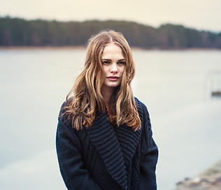 Frau auf dem Pier