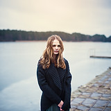 Frau auf dem Pier