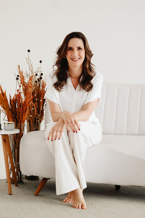 foto da psicóloga olhando pra frente e sorrindo