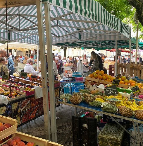 Vous y trouverez de nombreux stands qui proposent des produits locaux