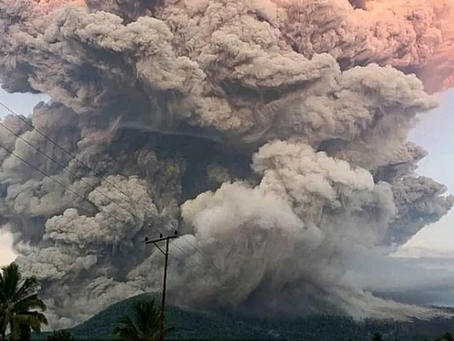 Indonesia issues highest alert as volcano erupts
