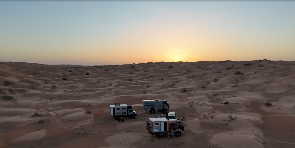 Geführte 4x4 Reisen buchen: Geländelkws in der Wüste im NAchtlager