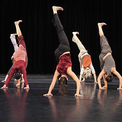 Stand main pendant l'exécution de danse