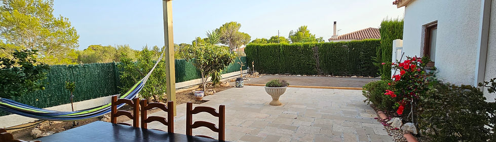 Terrasse couverte côté terrain de boule