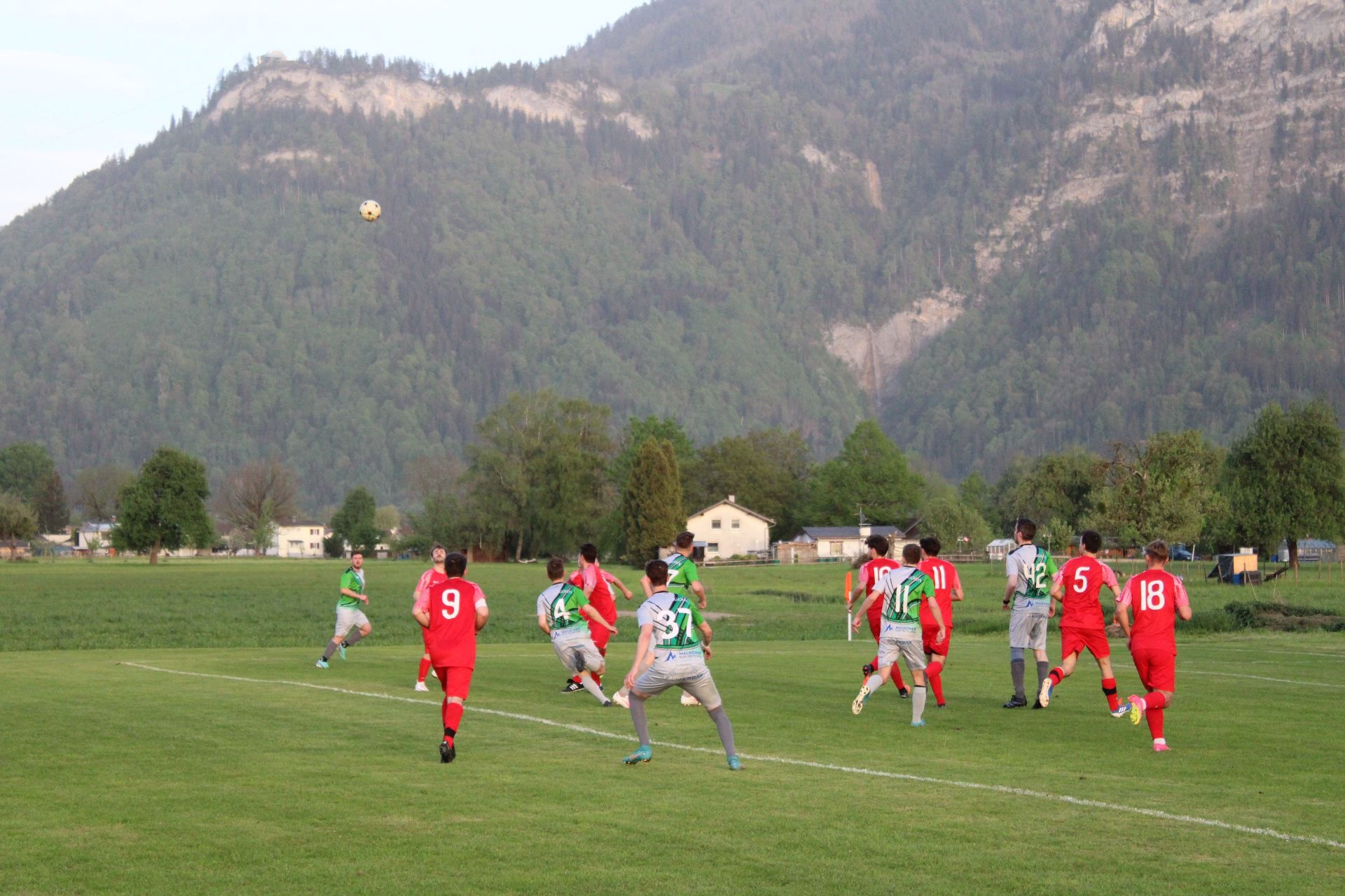 Zwei Fußballmannschaften in einem Match