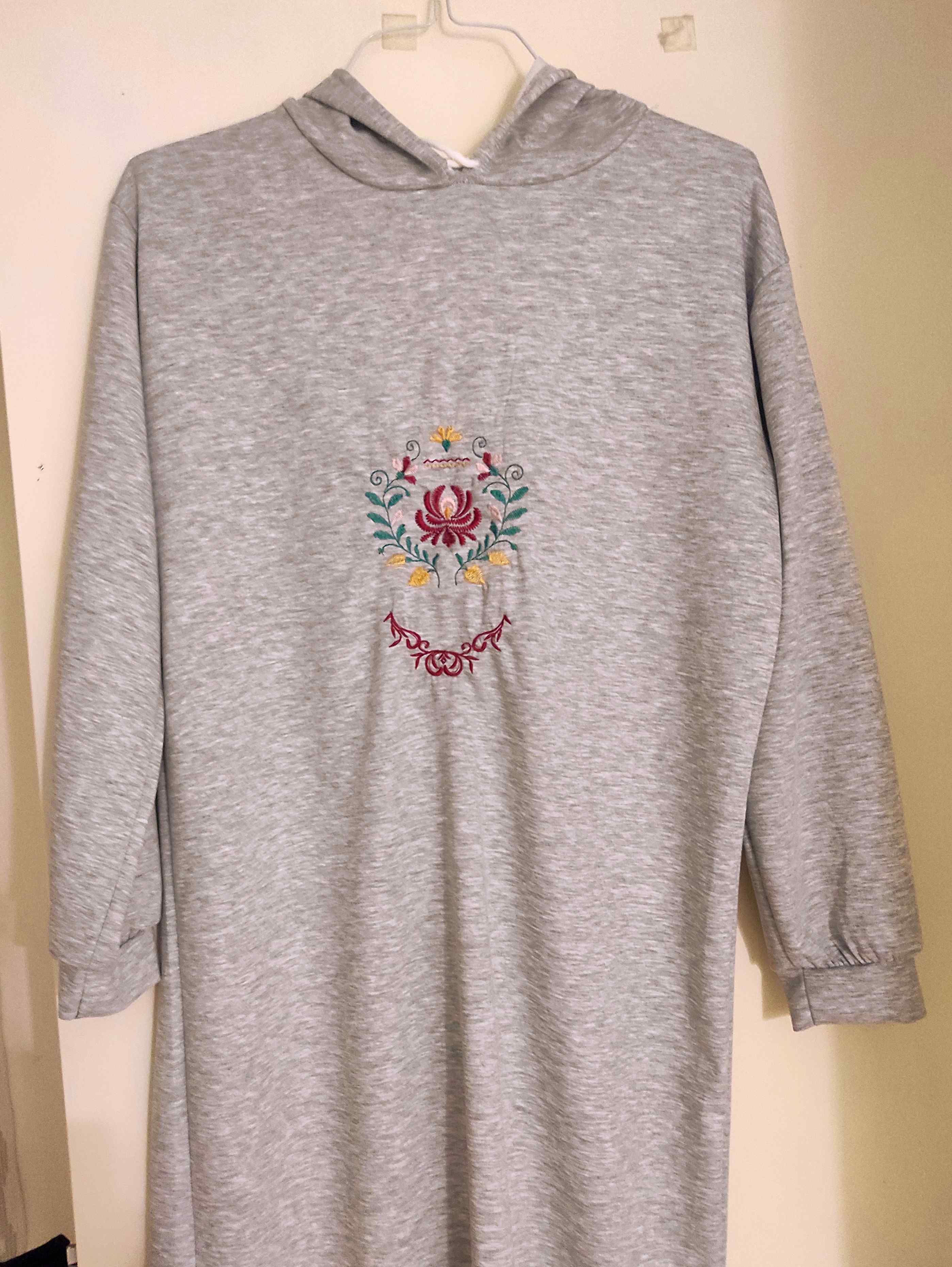 רקמה על שמלה