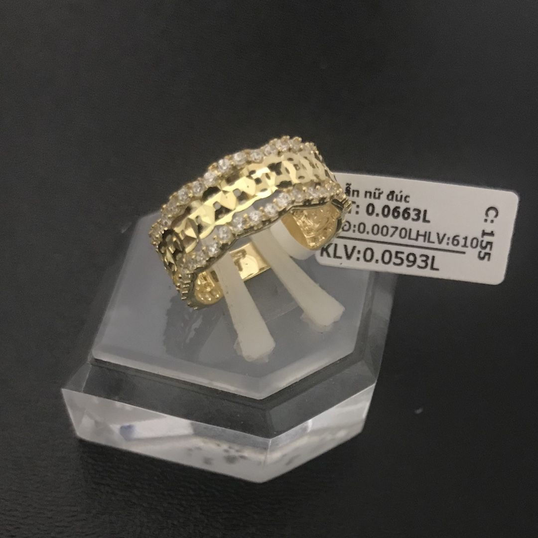 Nhẫn vàng nữ hoa văn đá trắng VJC 610