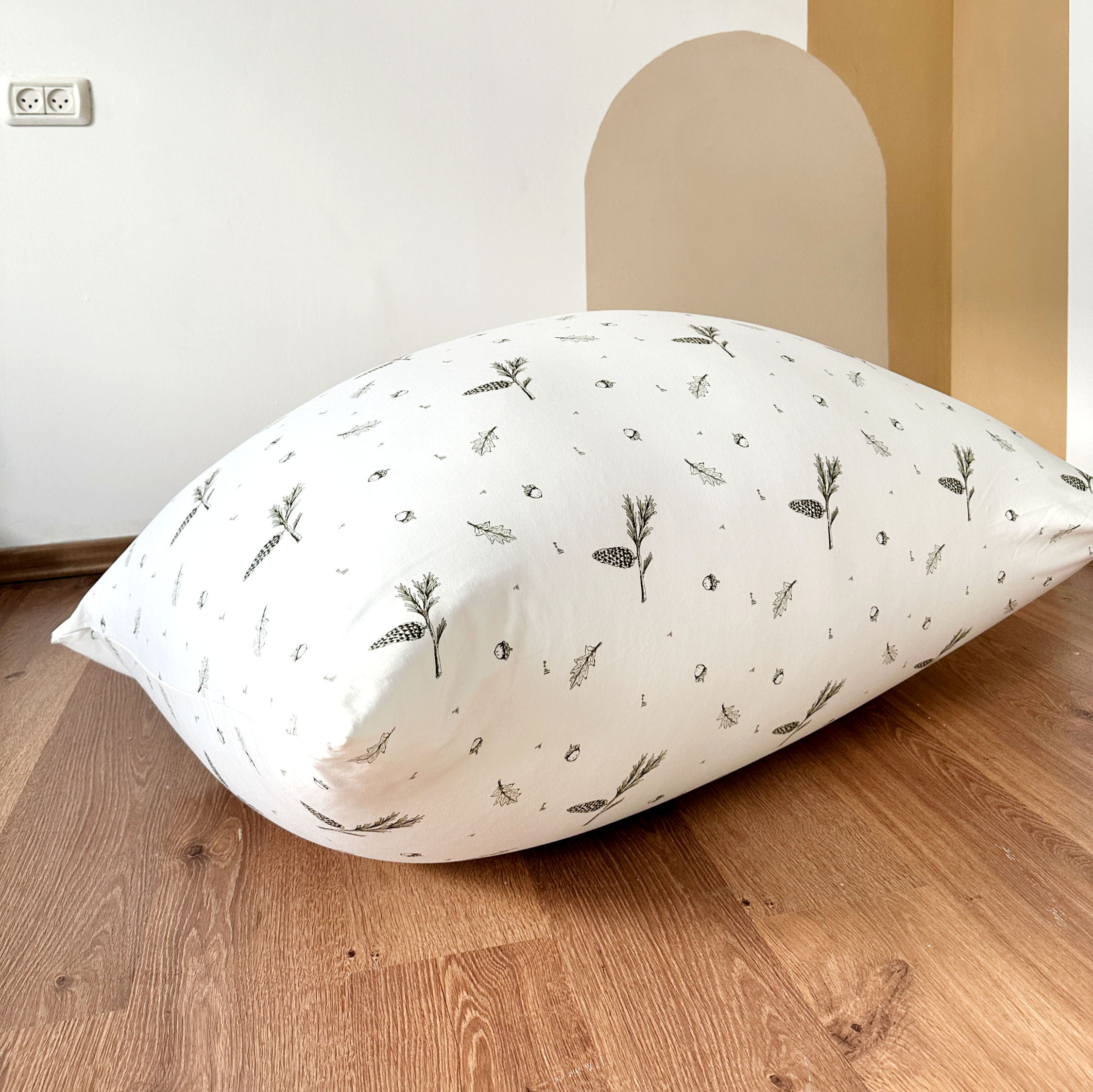 פוף מעוצב 80\110 ● שנהב פנינה • הדפס אורנים ירקרק