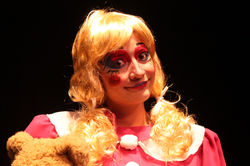 "Una física espera director"