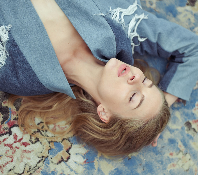 Femme couchée sur un tapis