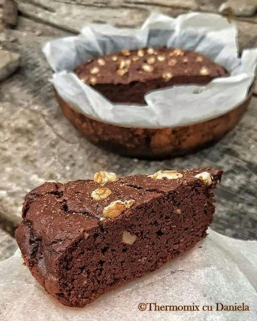 Brownie cu fasole roșie și nucă