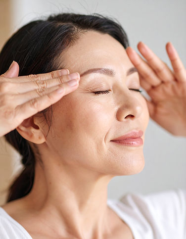 Firefly_日本人女性。年齢は４０代。顔のストレッチをしている 677936 (1)_edited.jpg