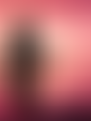 Una mujer meditando en la playa