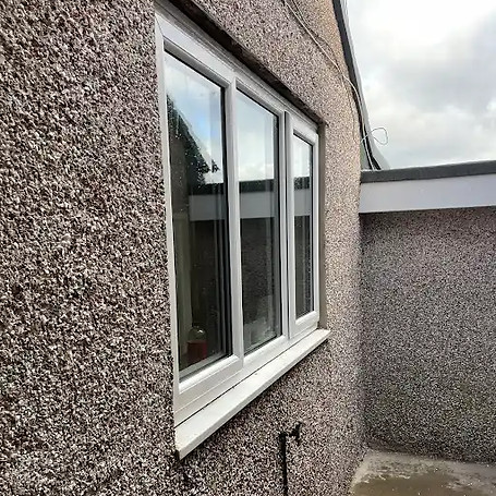 Pebble dashing on wall