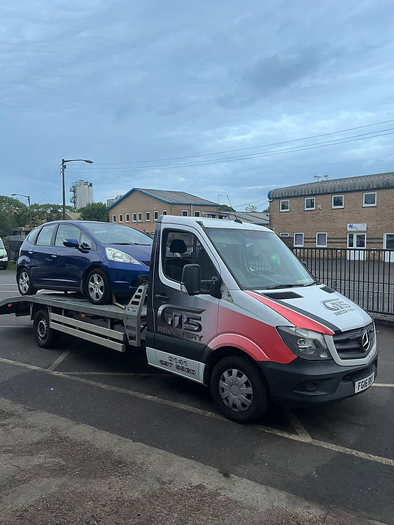 Broken down vehicle being picked up