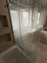 Bathtub with glass shower screen