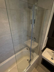 Bathtub with glass shower screen