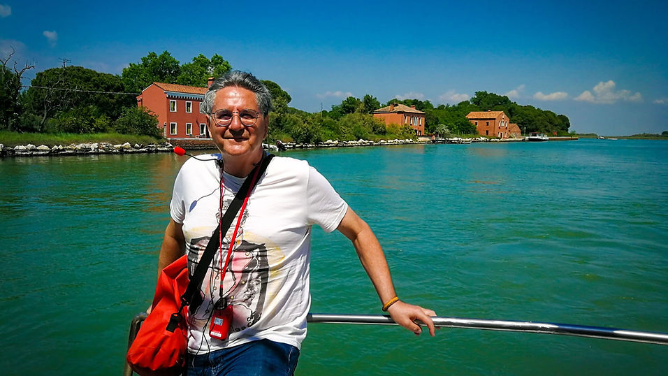 Die einstige Serenissima besteht nicht nur aus dem fischförmigen Venedig mit Rialto und San Marco, sondern auch aus über 120 Inseln verschiedenster Größe, die in der venezianischen Lagune verstreut liegen. Einige waren bereits lange vor der Gründung Venedigs besiedelt, andere wiederum versanken im Laufe der Zeit in der sich witterungsbedingt stets verändernden Lagunenlandschaft. Über die Jahrhunderte hinweg dienten diese oft mythenumrankten Inseln den verschiedensten Zwecken. Das breite Spektrum reicht von prachtvollen Klosterbauten über zweckmäßige militärische Verteidigungsanlagen bis zu spartanischen Spitälern und Quarantäneinseln für Pilger, die auf dem Weg in das Heilige Land waren. Die meisten dieser geschichtsträchtigen Archipele sind heute unbewohnt, manche seit Jahrhunderten verwaist und oft zeugen nur mehr Ruinen von den einst prachtvollen Bauten, mit denen die Serenissima ihre Besucher einst bezauberte. An diesem besonderen Tag nimmt der Bestsellerautor, Genussmensch und Stimmungsvermittler Wolfgang Salomon auf eine Reise in die unbekannte Geschichte der Serenissima mit. Er hat bereits mehrere Bücher über Venedig und die Lagune verfasst hat und kennt die Inseln zwischen der Laguna Morta und der Laguna Sud wie seine Westentasche. Seit vielen Jahren erkundet und fotografiert er die abseitigen Ecken der venezianischen Lagune und ist mehrmals im Jahr mit dem Boot unterwegs, um immer wieder neue Facetten der Serenissima zu entdecken. Gemeinsam mit ihm darf bei dieser besonderen Lagunenfahrt den geheimnisvollen Mythen auf den Grund gegangen werden.
