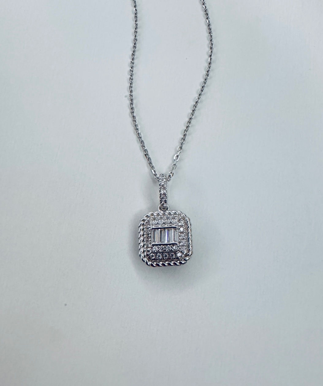 Pırlanta model baget kolye, ithal