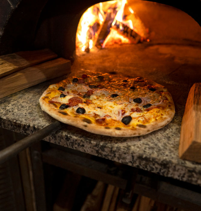 Pizza cuisson feu de bois