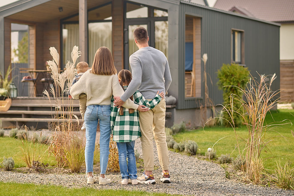 Famille devant une maison
